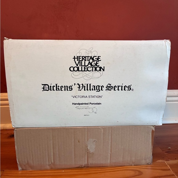 Dept 56 Dickens Village Series “Victoria Station” #5574-3 1989 - Picture 11 of 11